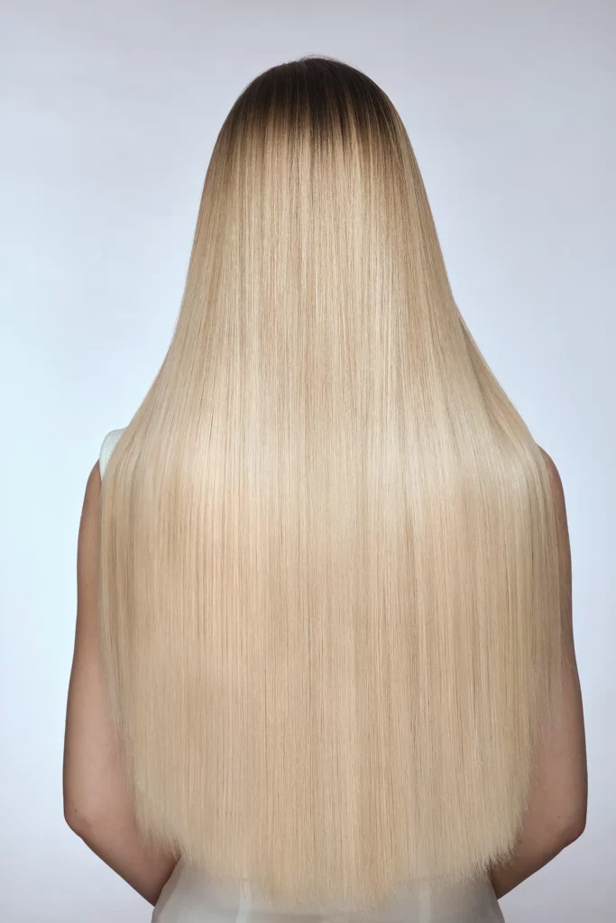 Langes glattes blondes Haar als Beispiel für ein gepflegtes Finish